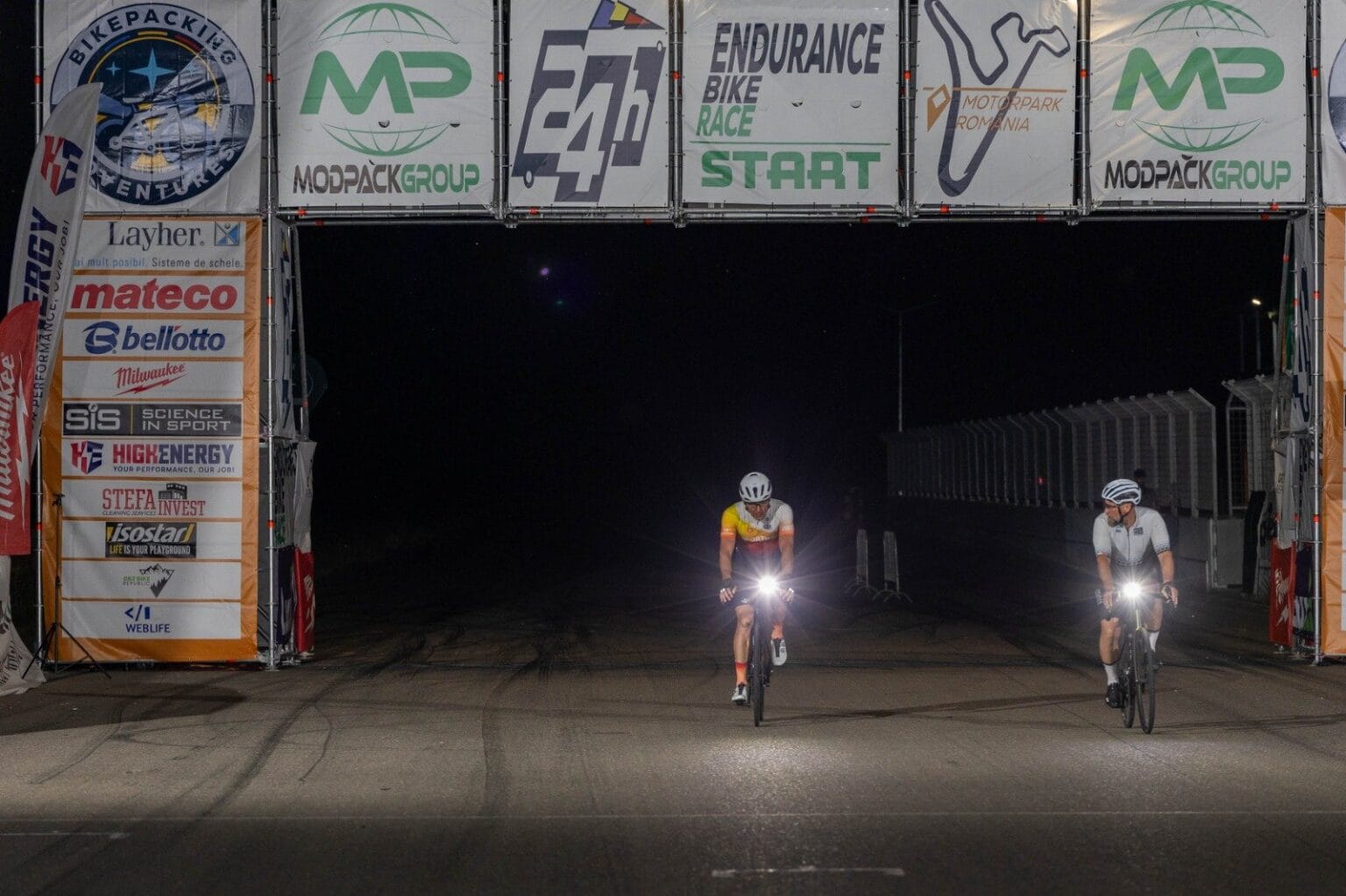 Programul tău arată bine pe hârtie. Unde se pierde totuși timpul? Ciclisti pe circuit in timpul noptii la 24h Endurance Bike Race 2026